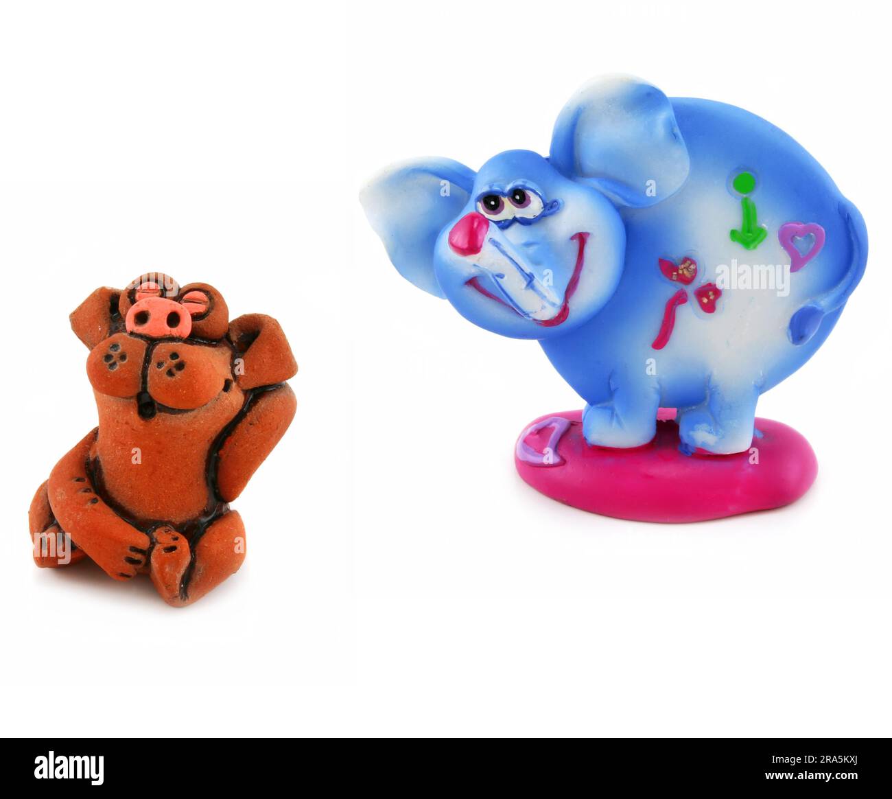 Spielzeugtonhund und -Elefant isoliert auf weißem Hintergrund Stockfoto