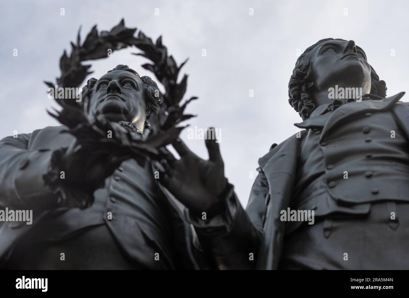 Doppel-Statue Goethe-Schiller-Denkmal von Ernst Rietschel, Lorbeerkranz, Weimar, Thüringen, Deutschland Stockfoto