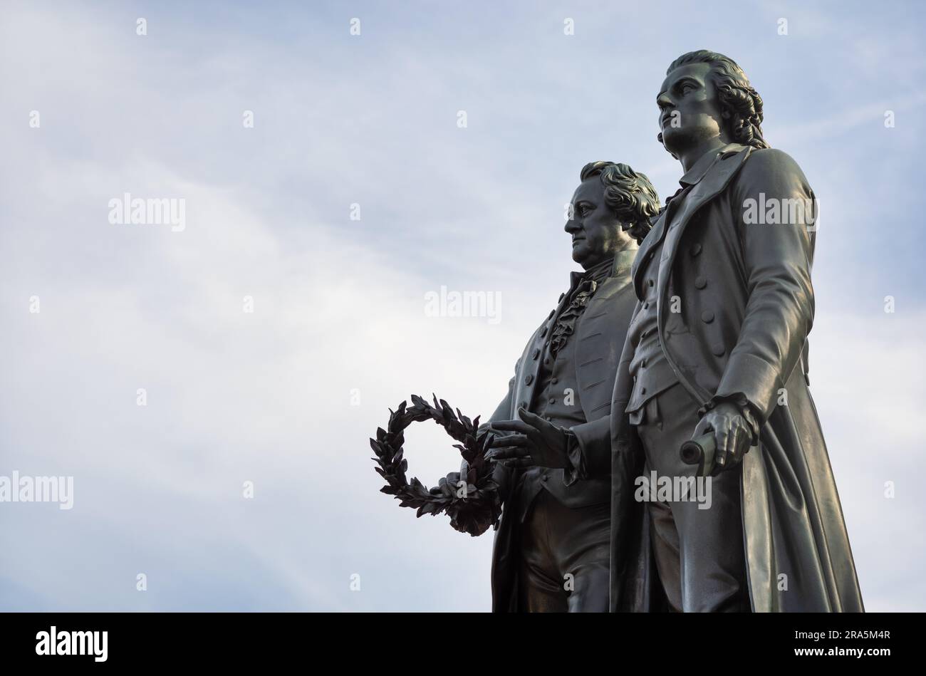 Doppel-Statue Goethe-Schiller-Denkmal von Ernst Rietschel, Lorbeerkranz, Weimar, Thüringen, Deutschland Stockfoto