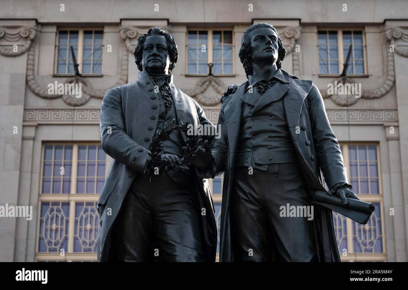 Doppel-Statue Goethe-Schiller-Denkmal von Ernst Rietschel vor dem Deutschen Nationaltheater, Weimar, Thüringen, Deutschland Stockfoto