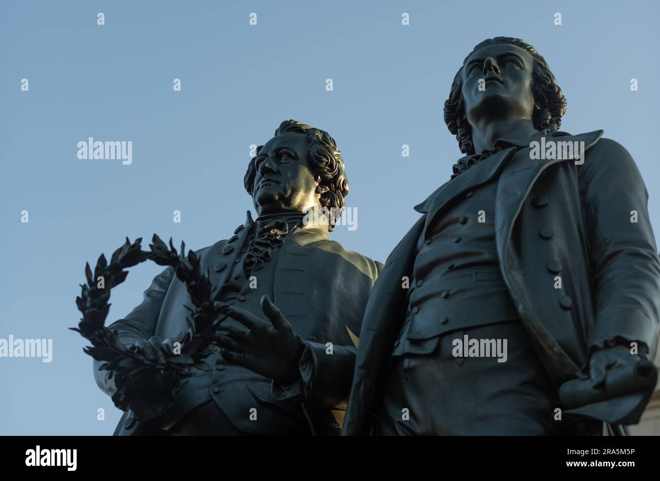 Doppel-Statue Goethe-Schiller-Denkmal von Ernst Rietschel, Lorbeerkranz, Weimar, Thüringen, Deutschland Stockfoto