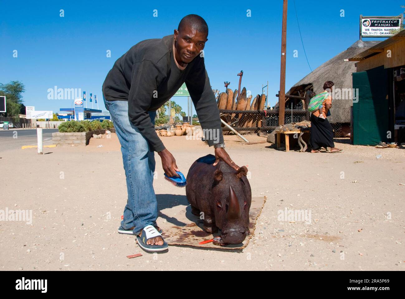 Mann mit geschnitztem Nashorn, Holzschnitzerei, Schnitzerei, Schnitzerei, Namibia Stockfoto