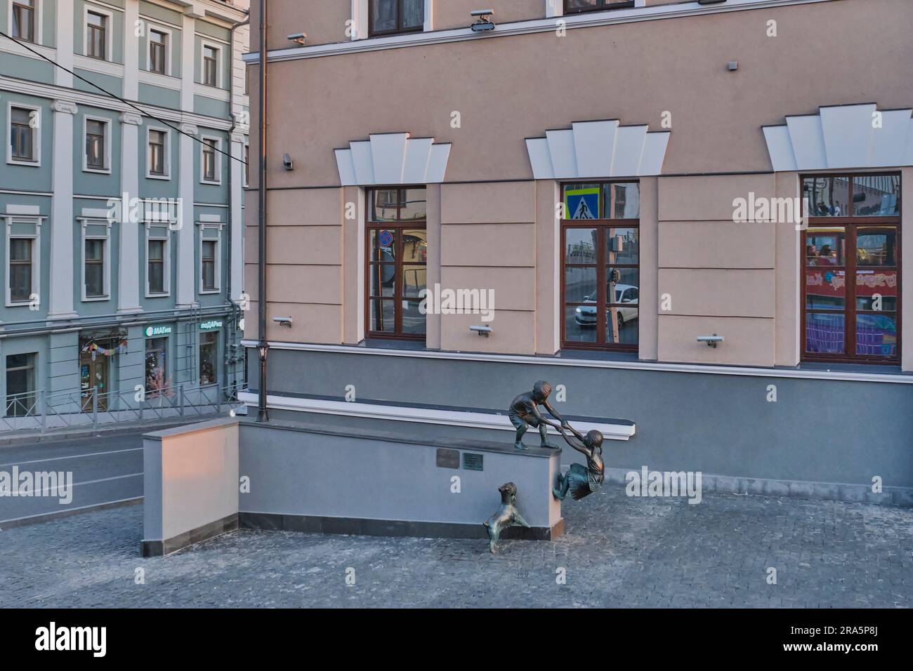 Stadtskulptur - Vertrauen. Erzählszene mit Kindern und Hund auf Brüstungen. Kasan, Russland Stockfoto