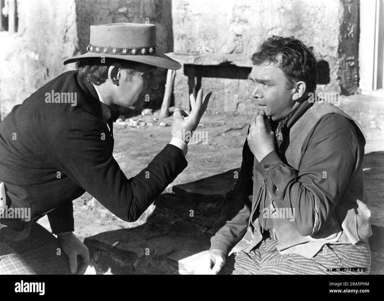 WALTER HUSTON als Doc Holliday und THOMAS MITCHELL als Pat Garrett im OUTLAW 1943 Regisseure HOWARD HUGHES und HOWARD HAWKS Drehbuch Jules Furthman Musik Victor Young Howard Hughes Productions / RKO Radio Pictures (1943) - United Artists (1946) Stockfoto