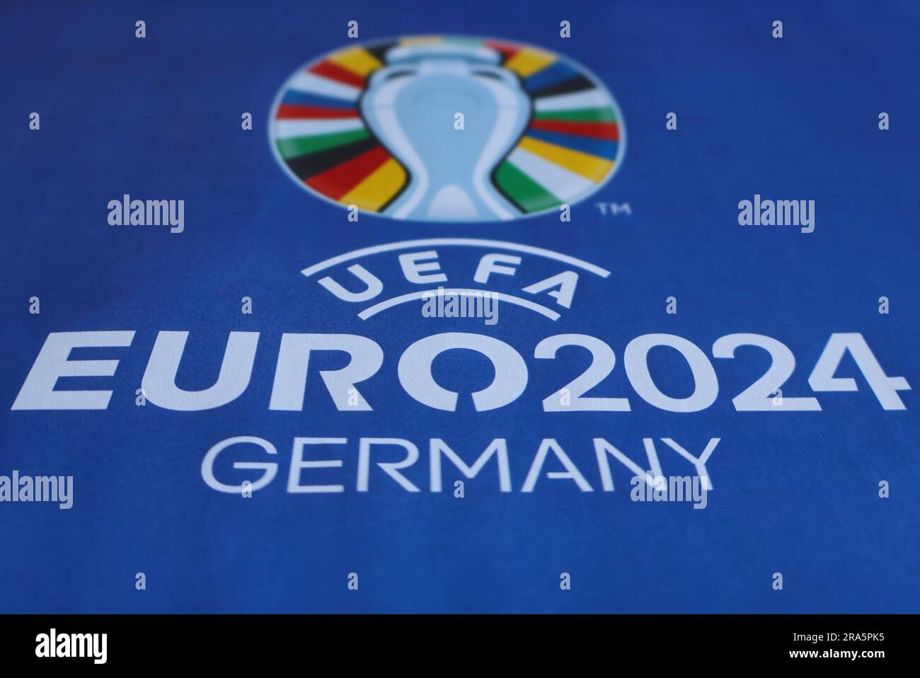 Ukraine. 30. Juni 2023. In dieser Abbildung ist ein UEFA Euro 2024-Logo abgebildet. Die UEFA-Fußball-Europameisterschaft 2024, gemeinhin als UEFA Euro 2024 bezeichnet. Es wird das dritte Mal sein, dass die Europameisterschaften auf deutschem Territorium ausgetragen werden. Kredit: SOPA Images Limited/Alamy Live News Stockfoto