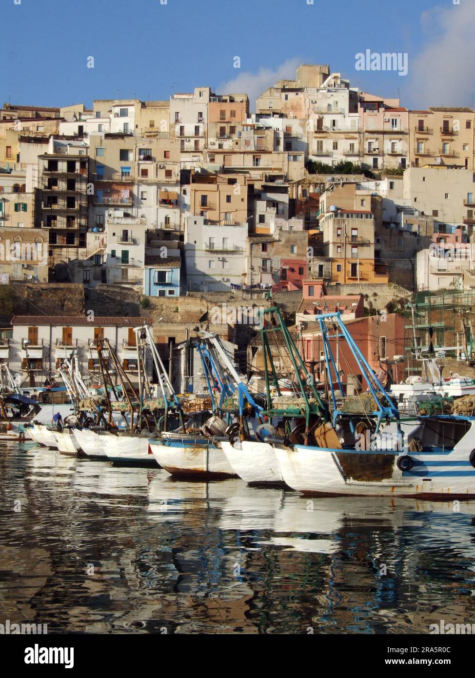 Boote im Fischereihafen, Blick auf die Altstadt, Sciacca, Sizilien, Italien Stockfoto