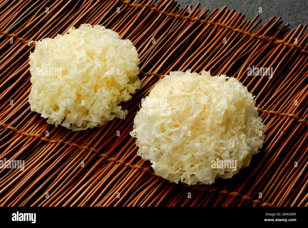 Thailändischer Morchel, getrocknet (Tremella fuciformis) Stockfoto