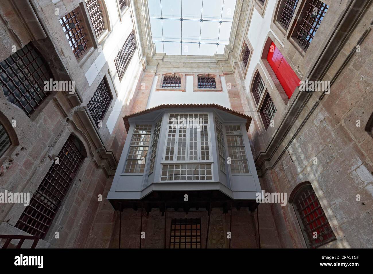 Imnenhof mit Erkerfenster, Gefängnisgebäude aus dem 18. Jahrhundert, Centro Portugues de Fotografia, Portugiesisches Zentrum für Fotografie, Porto, Portugal Stockfoto