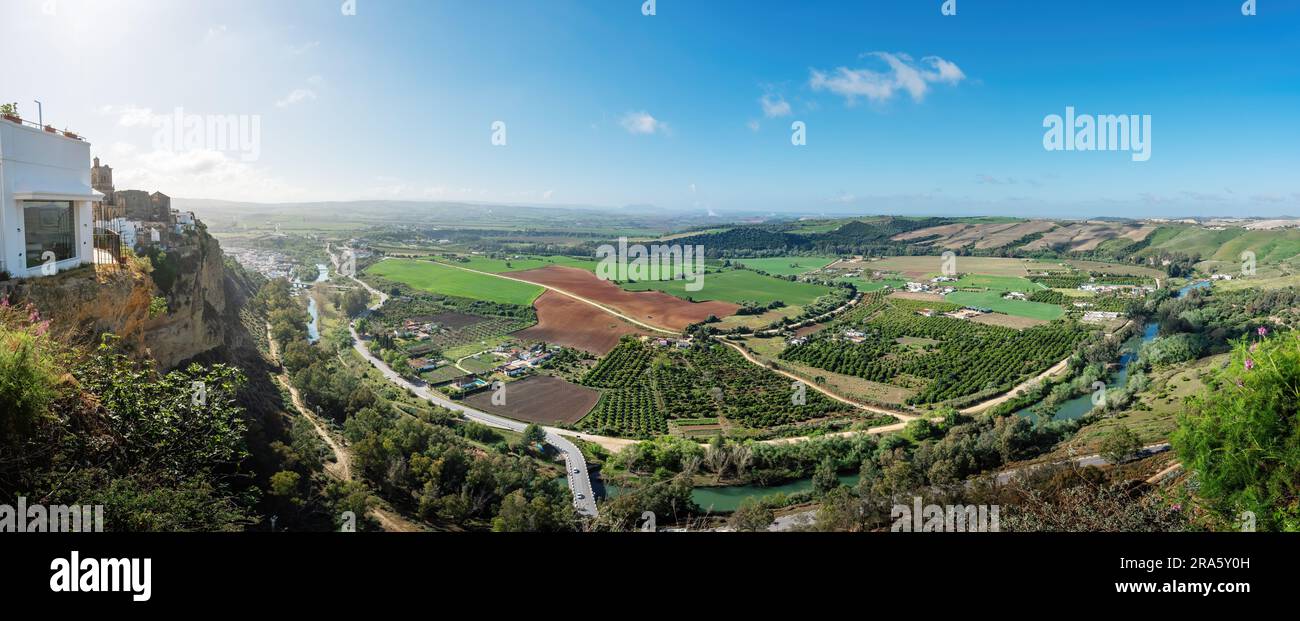 Panoramablick auf den Fluss Guadalete und das Tal - Arcos de la Frontera, Cadiz, Spanien Stockfoto