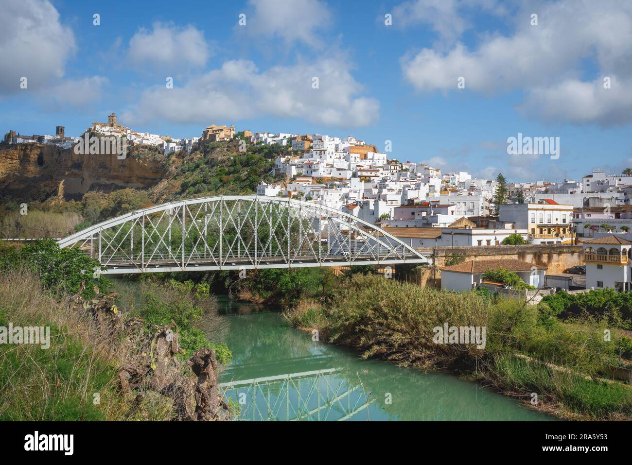 Blick auf den Arcos de la Frontera mit Fluss Guadalete und Brücke San Miguel - Arcos de la Frontera, Cadiz, Spanien Stockfoto