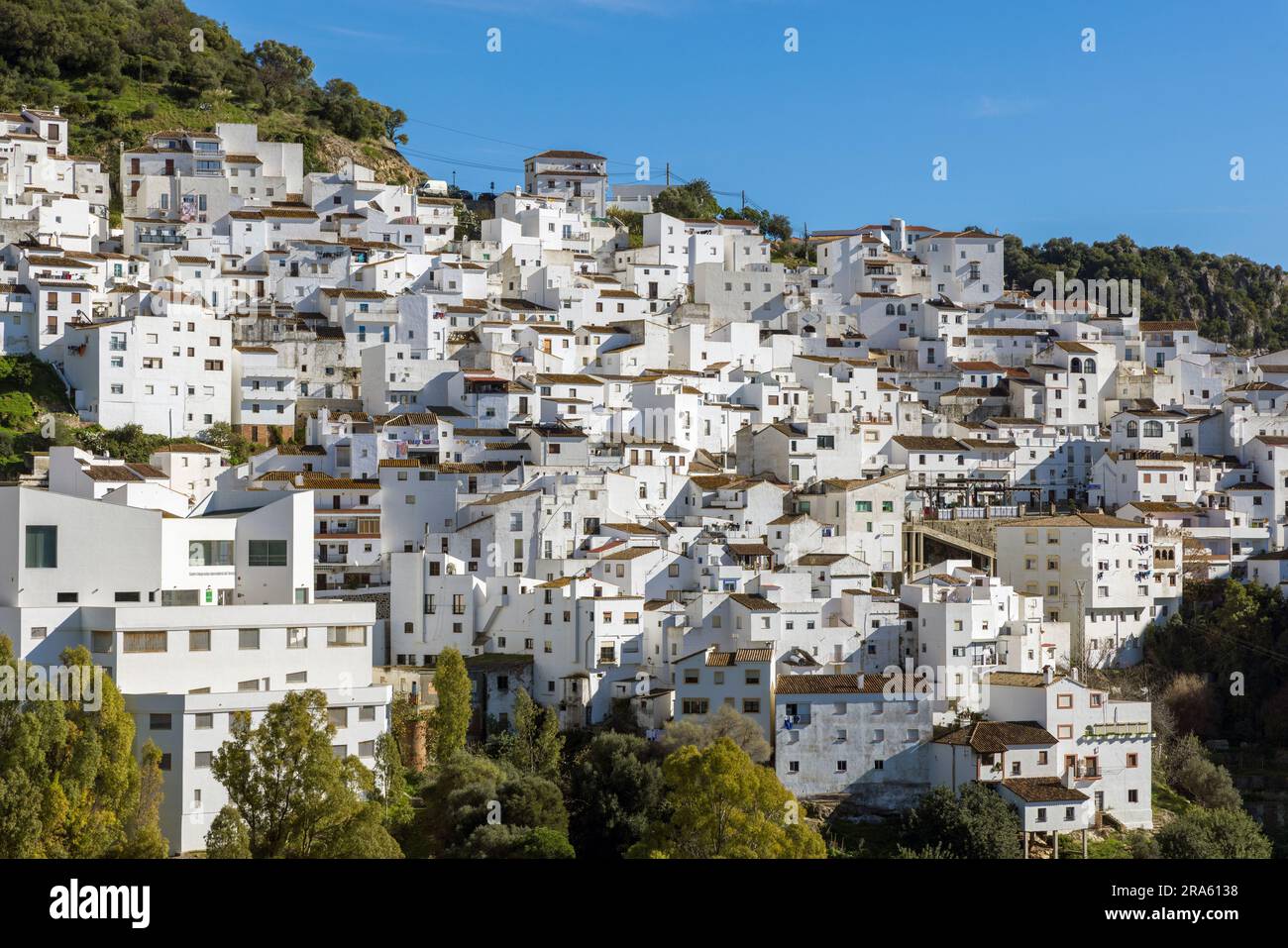Casares, Provinz Malaga, Andalusien, Südspanien. Iconic weiß - Bergdorf gewaschen. Beliebte Ausflug ins Landesinnere von der Costa del Sol. Stockfoto