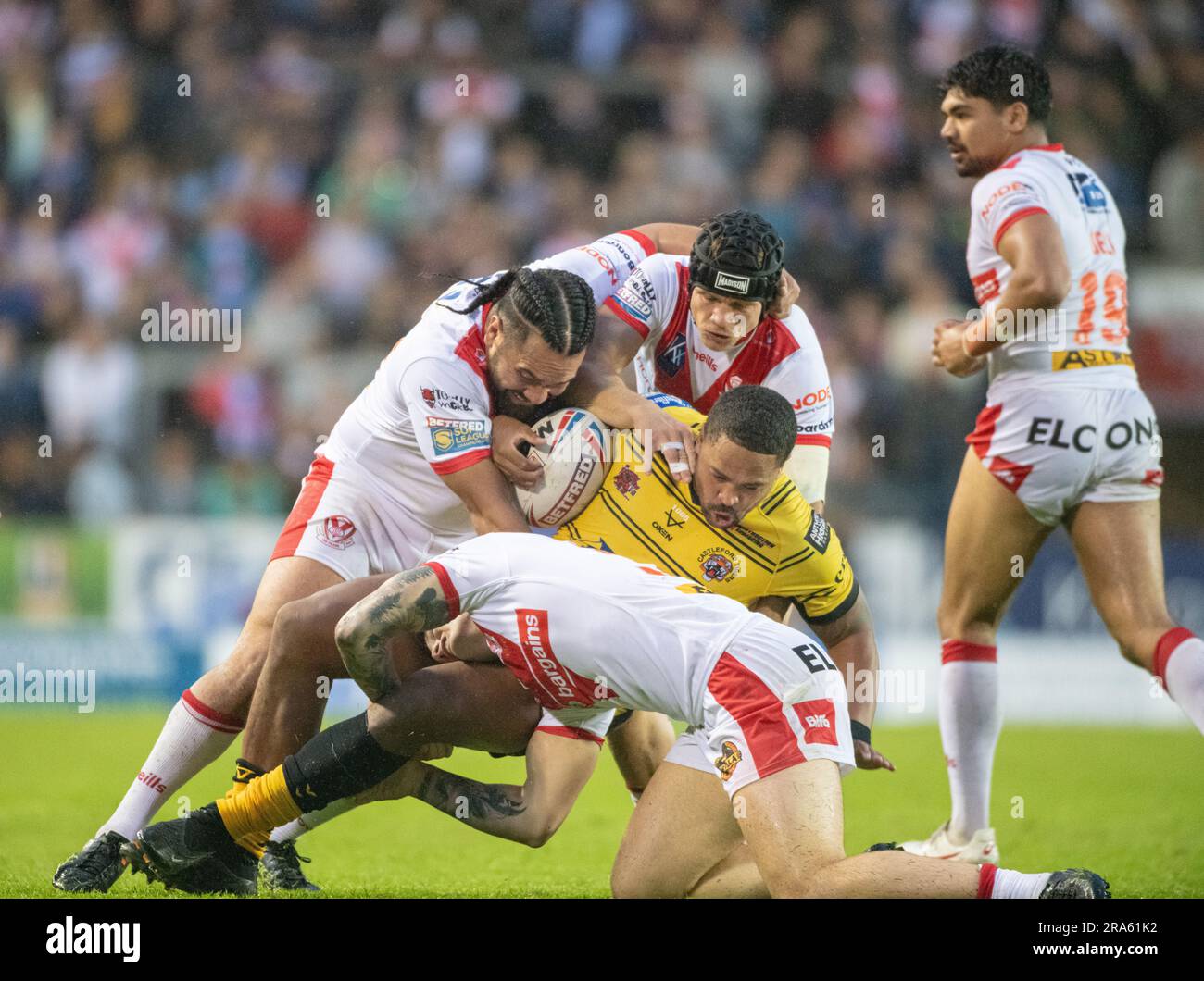 St. Helens, Merseyside, England, 30. Juni 2023. Castlefords Jordan Tuner, angegriffen von St. Helens während des St. Helens Rugby Football Club V Castleford Tigers im Totally Wicked Stadium, der Betfred Super League (Kreditbild: ©Cody Froggatt/Alamy Live News) Stockfoto