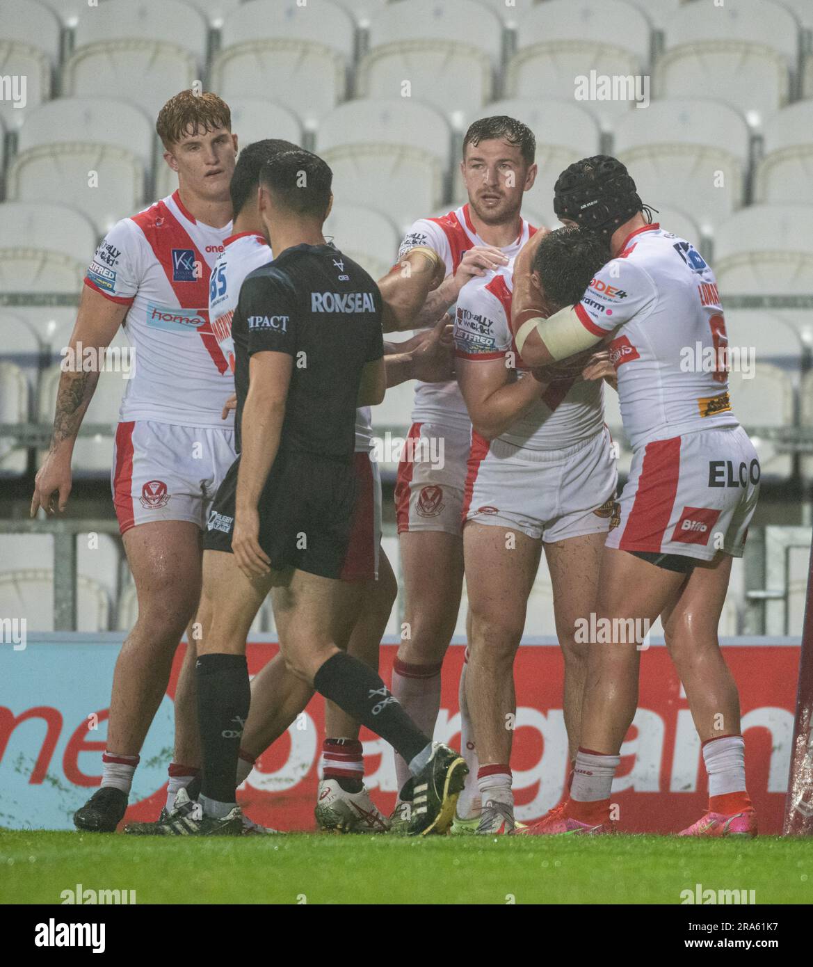 St. Helens, Merseyside, England, 30. Juni 2023. St. Helens feiert Jonathan Bennison TRY, während des St. Helens Rugby Football Club V Castleford Tigers im Totally Wicked Stadium, die Betfred Super League (Kreditbild: ©Cody Froggatt/Alamy Live News) Stockfoto