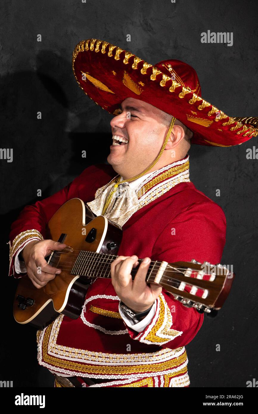 Mexikanischer Mariachi-Musiker mit schwarzem Hintergrund. Stockfoto