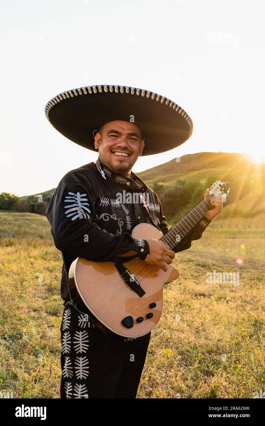 Mexikanische Musiker Mariachi mit Gitarre. Mexikanische Musiker Mariachi mit Gitarre. Stockfoto