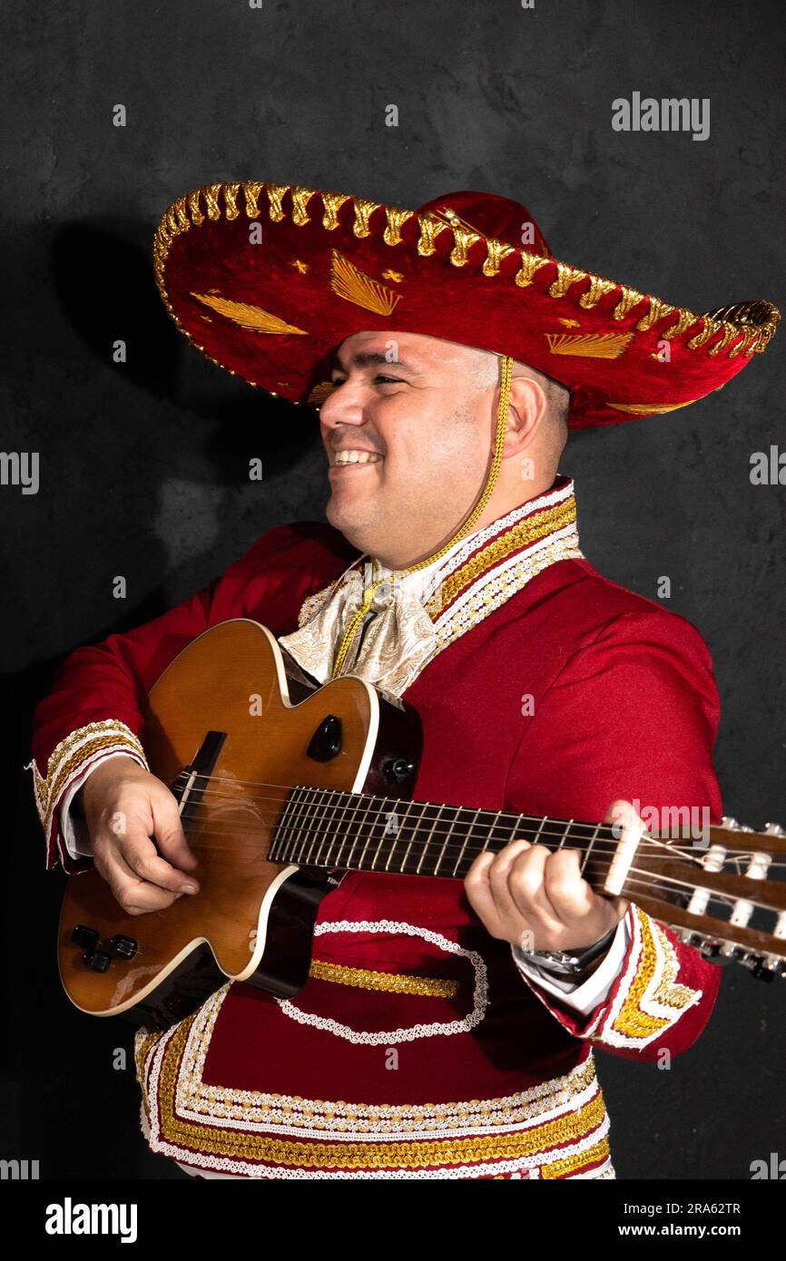 Mexikanischer Mariachi-Musiker mit schwarzem Hintergrund. Stockfoto