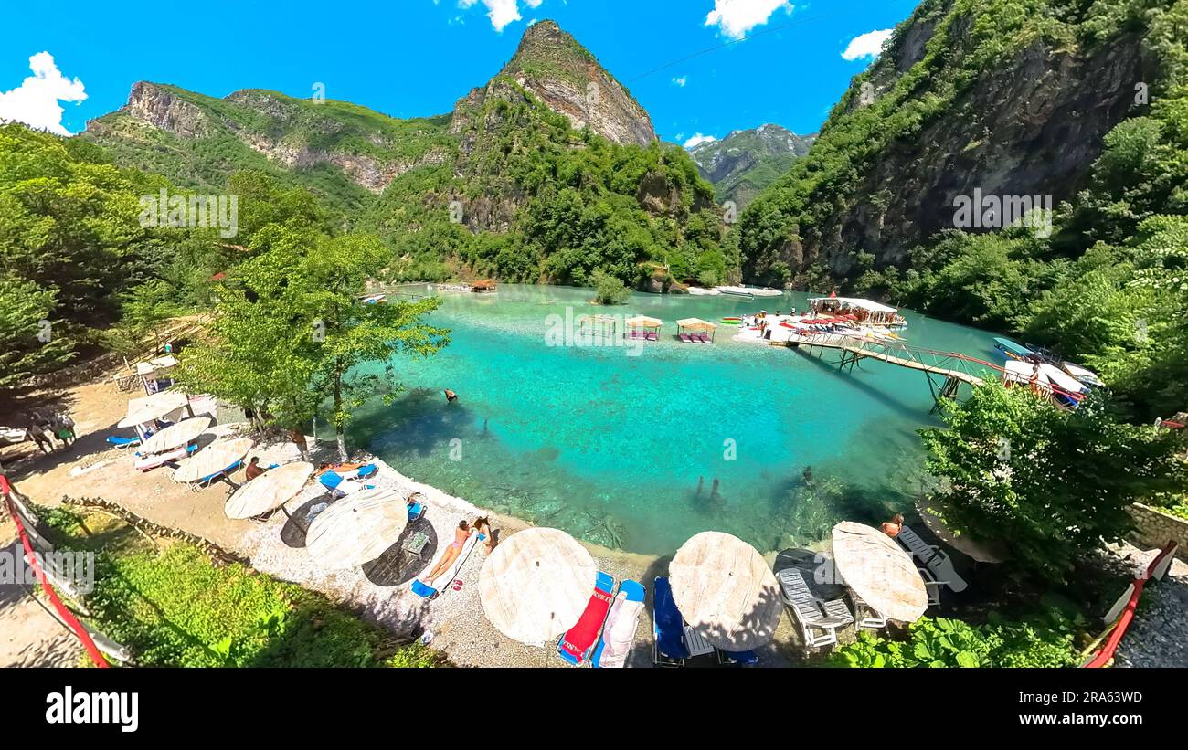 Eine Luftperspektive auf den fesselnden Shala River Canyon, eingebettet in Albaniens Kukes County, nahe der Grenzen von Montenegro und Kosovo. Stockfoto