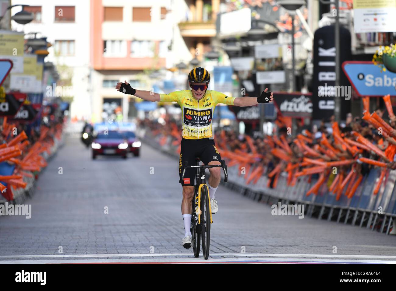 Jonas Vingegaard gewinnt in Ebar bei der Itzulia Tour 2023 im Baskenland im gelben Trikot der Rennführer Stockfoto