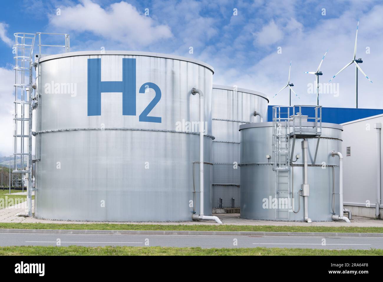 Konzept der Wasserstofffabrik. Wasserstofferzeugung aus erneuerbaren Energiequellen. Stockfoto