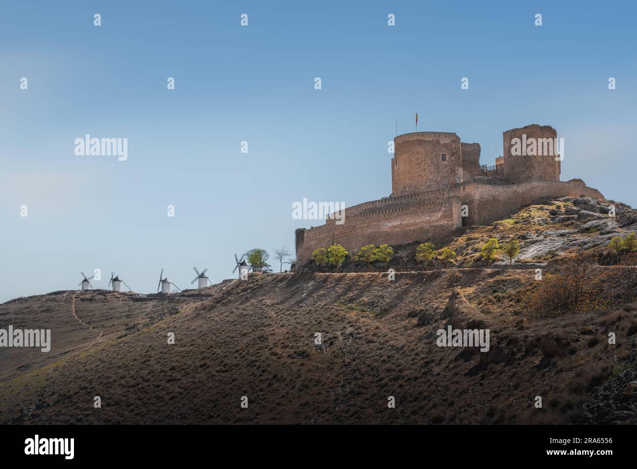 Consuegra Castle (Schloss La Muela) und Windmühlen im Cerro Calderico - Consuegra, Castilla-La Mancha, Spanien Stockfoto