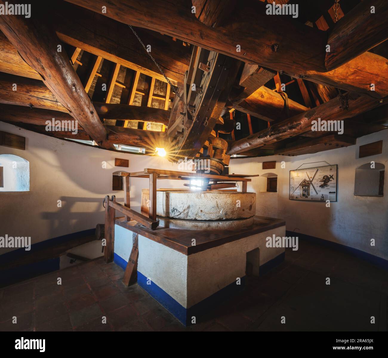 Inneneinrichtung der Bolero Windimill - Consuegra, Castilla-La Mancha, Spanien Stockfoto