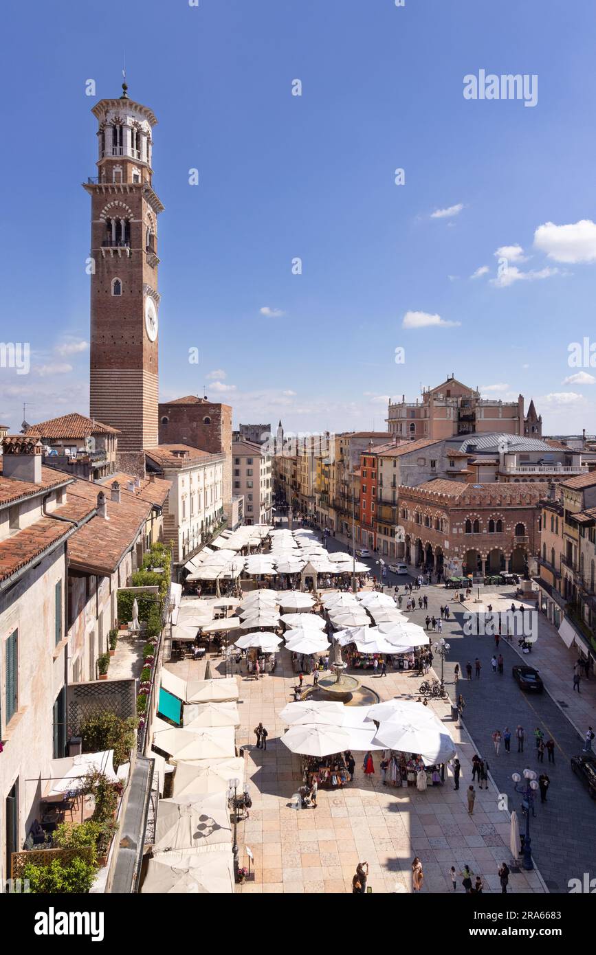Verona Italien; Piazza delle Erbe oder Marktplatz, Blick von oben, Stadtzentrum am sonnigen Frühlingstag; Verona, Veneto Italien Europa. Reisen nach Italien. Stockfoto