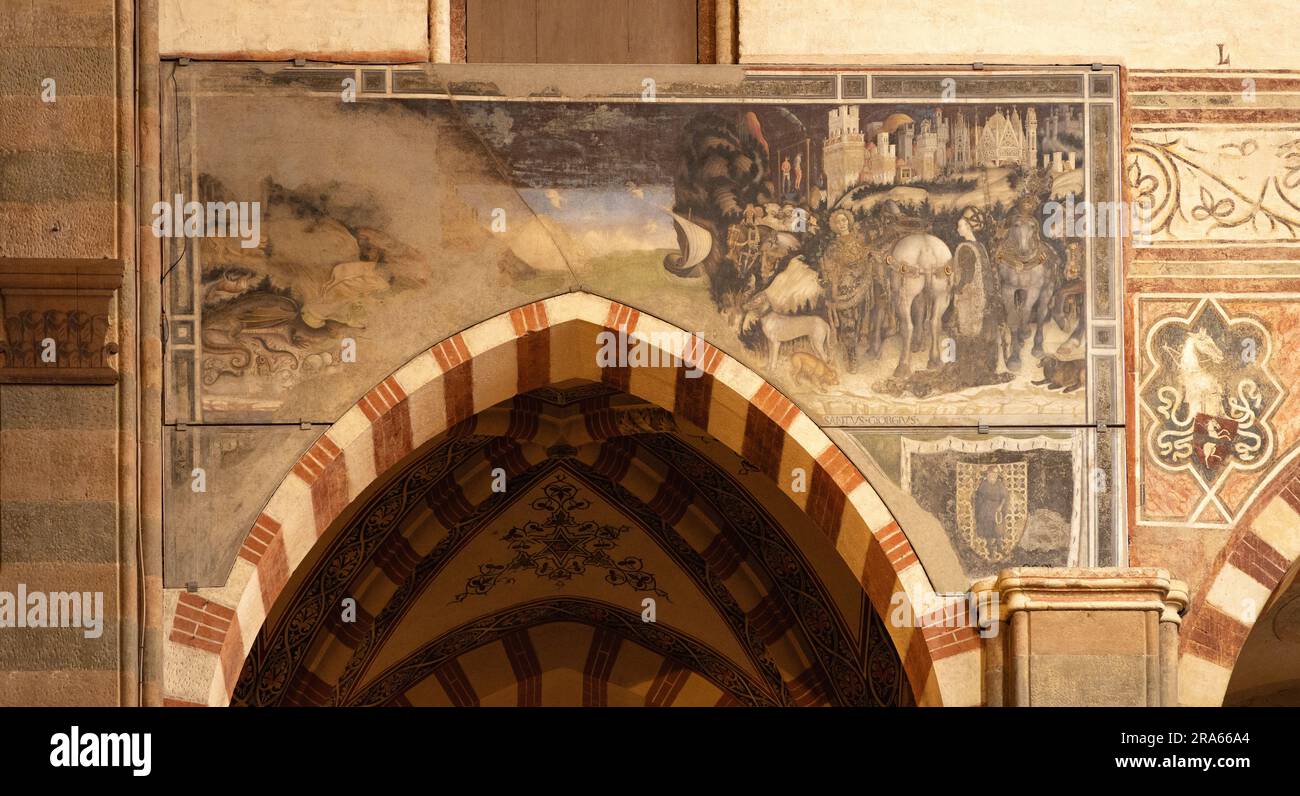 Bogen zur Pellegrini-Kapelle, Basilika St. Anastasia, Verona, Italien mit Pisanello-Gemälde, St. George und die Prinzessin; italienische Kunst aus dem 15. Jahrhundert Stockfoto