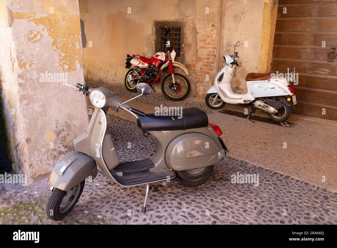 Motorroller und Motorrad geparkt, Verona Italien Europa Stockfoto