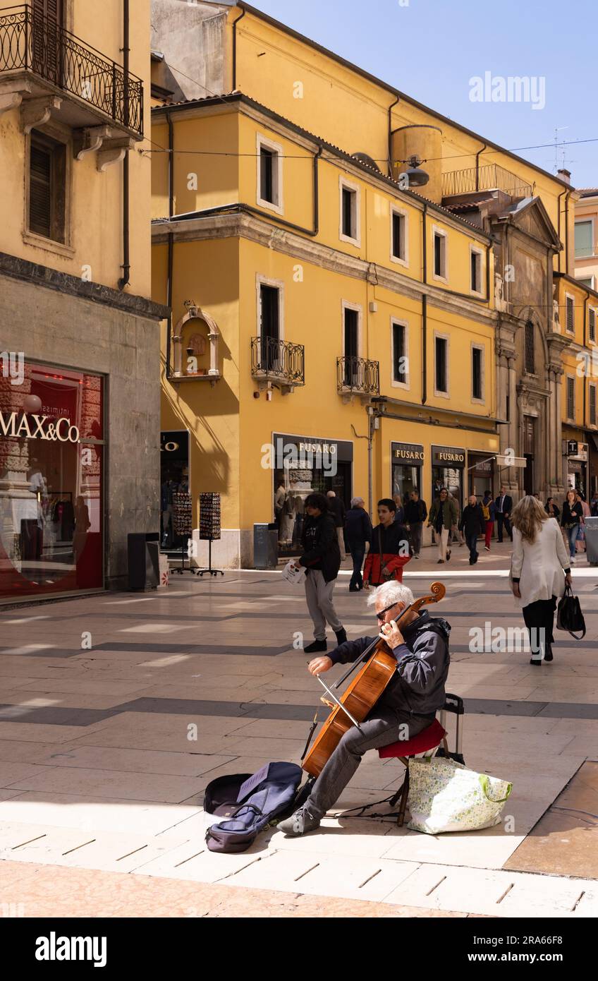 Street Entertainer Europe; ein Musiker, der auf dem Bürgersteig Cello spielt, um Geld zu verdienen; Verona, Veneto, Italien Europa Stockfoto