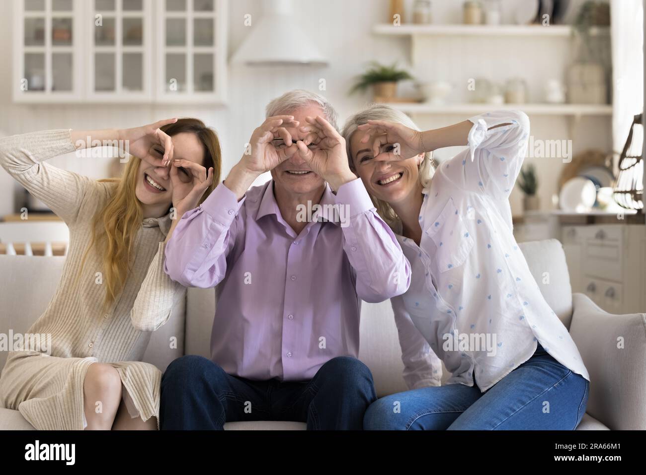 Glückliches Teenager-Kind und Großeltern, die zusammen zu Hause Spaß haben Stockfoto
