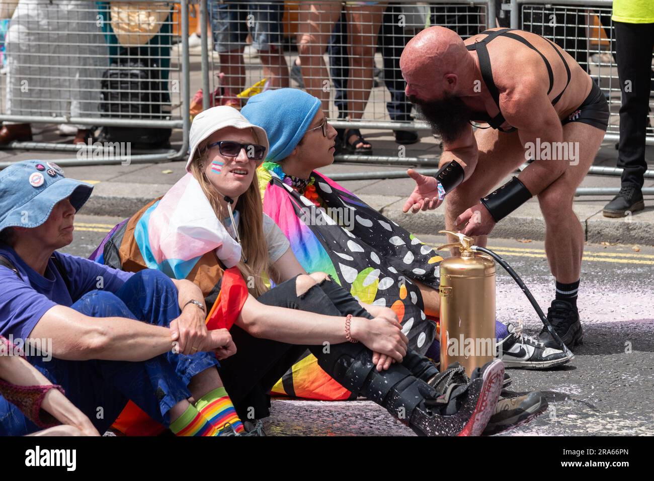 Piccadilly, London, Großbritannien. 1. Juli 2023. Just Stop Oil Demonstranten haben die Pride London Parade gestoppt, indem sie die Straße besprüht und vor dem Coca-Cola-Floß gesessen haben. Sie werfen Coca Cola vor, der größte Plastikverschmutzer der Welt zu sein. Die Teilnehmer der Parade wurden mit ihnen zum Umzug reanimiert Stockfoto