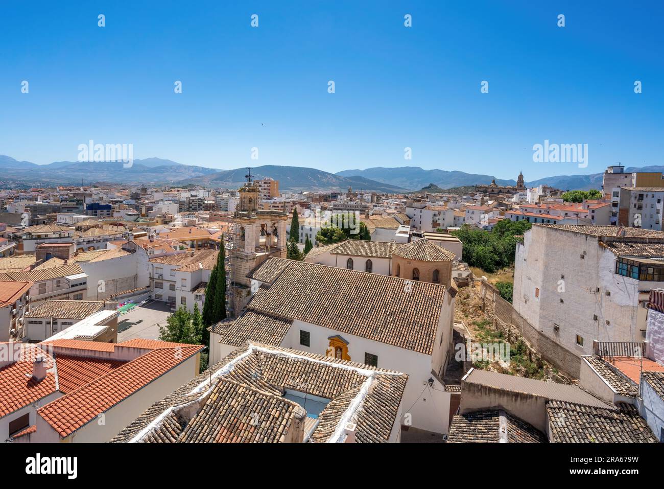 Vogelperspektive auf Jaen mit der Kirche St. Andreas und der Heiligen Kapelle - Jaen, Spanien Stockfoto