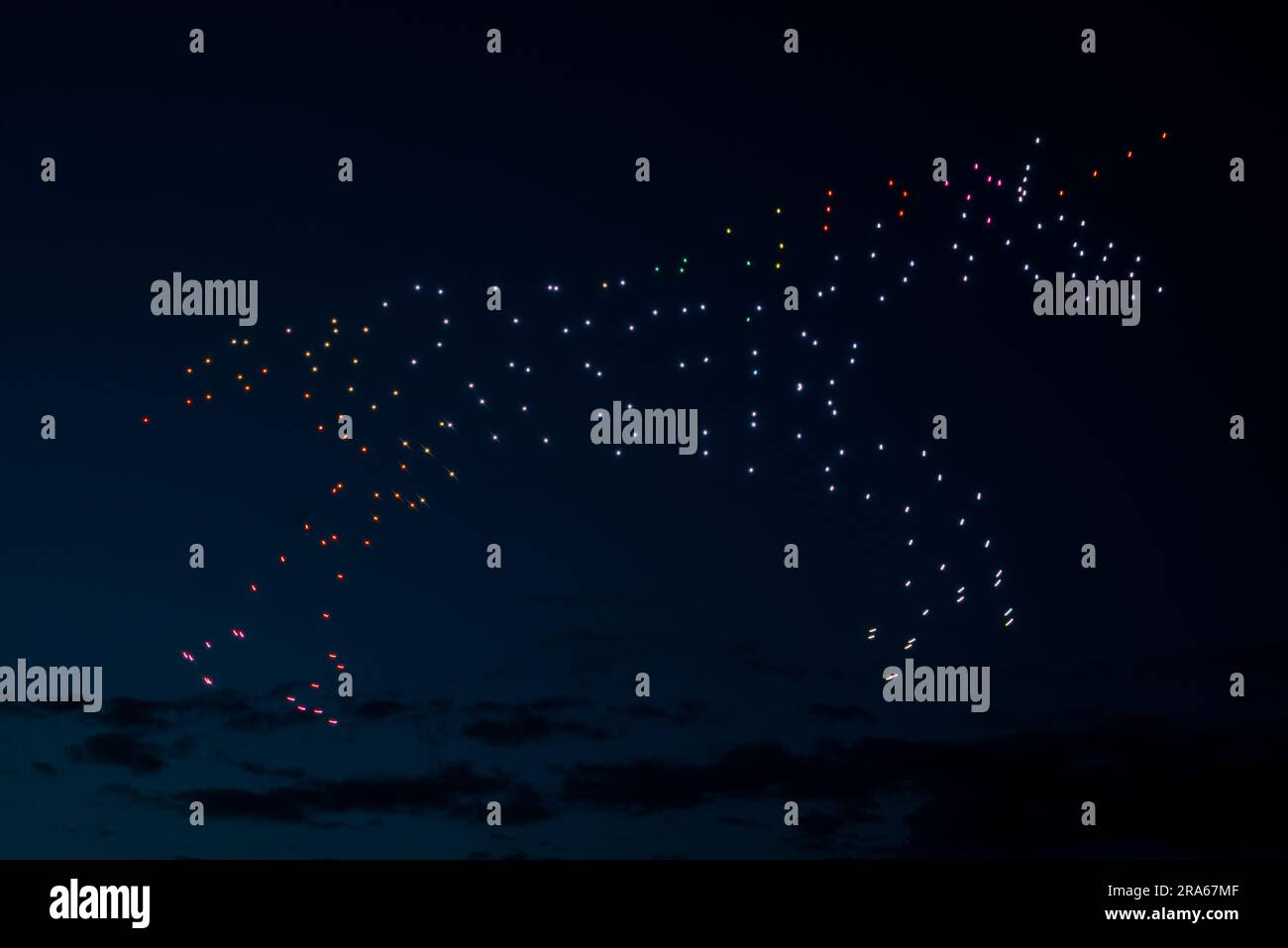 Riga, Lettland - 27.04.2023: Baltic Drone Show, Simulation eines Einhorns durch Drohnen. Stockfoto
