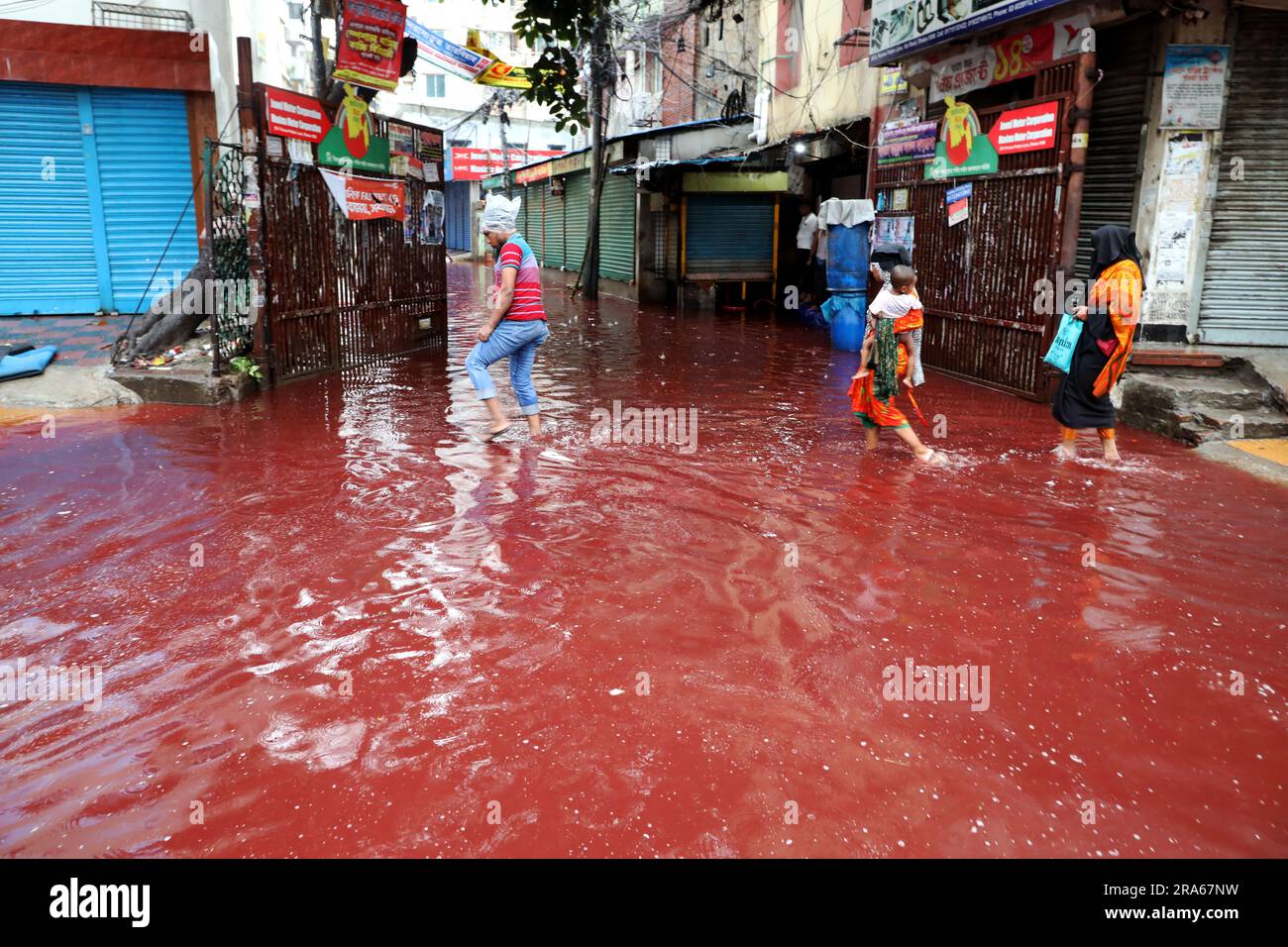 Dhaka, Bangladesch - 29. Juni 2023: Unaufhörlicher Regen seit dem Morgen von Eid-ul-Azha verursachte Wassereinschlag in verschiedenen Gebieten von Dhaka. Dann das Blut von T Stockfoto