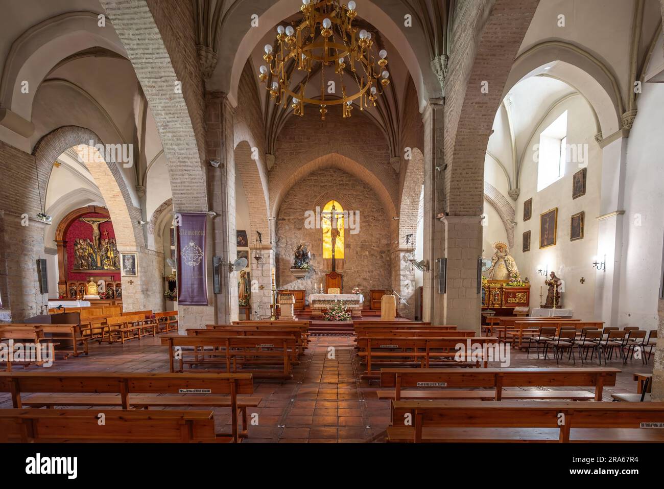 Innenraum der Kirche La Magdalena mit Altar und Schiff - Jaen, Spanien Stockfoto