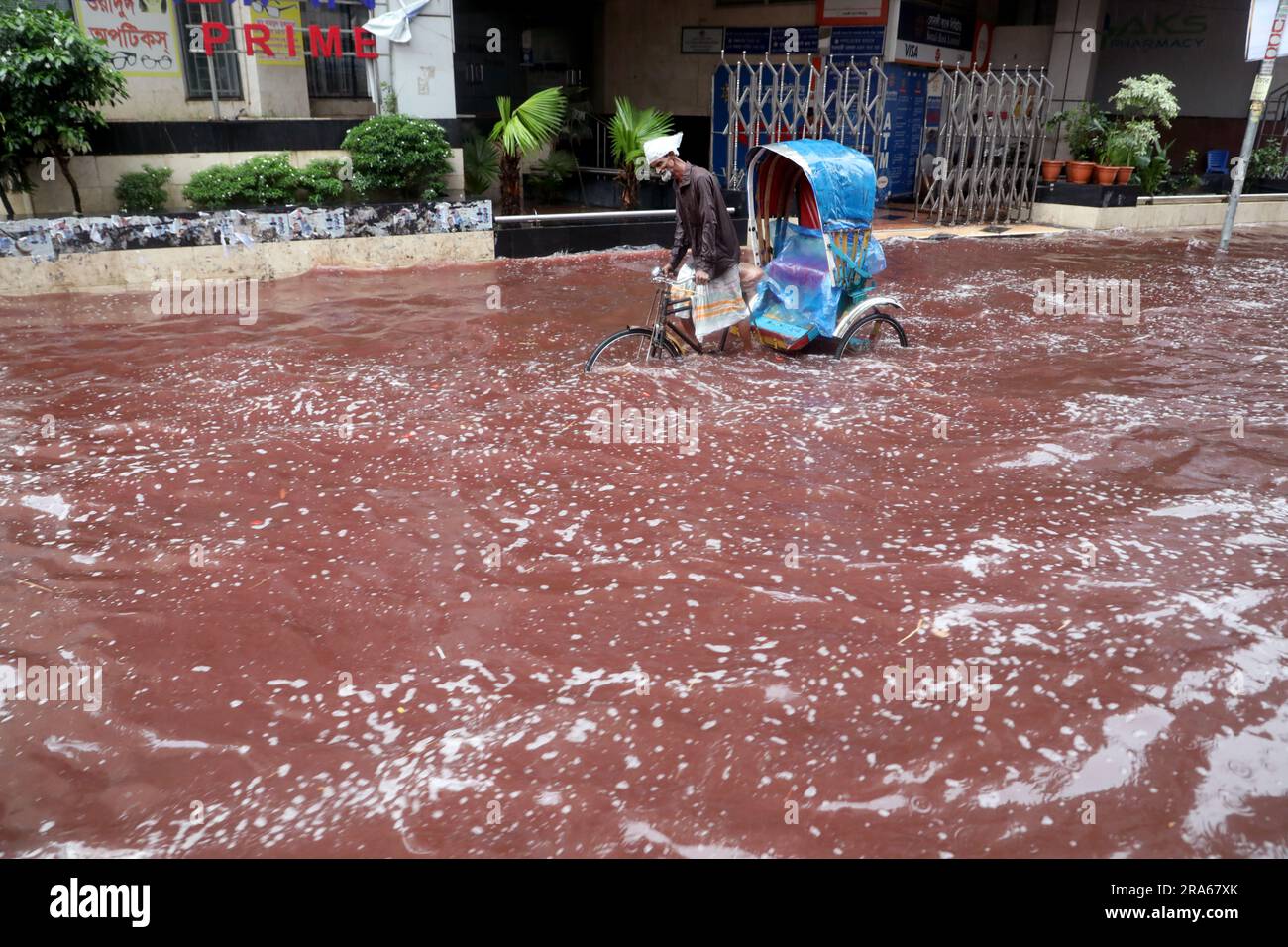 Dhaka, Bangladesch - 29. Juni 2023: Unaufhörlicher Regen seit dem Morgen von Eid-ul-Azha verursachte Wassereinschlag in verschiedenen Gebieten von Dhaka. Dann das Blut von T Stockfoto