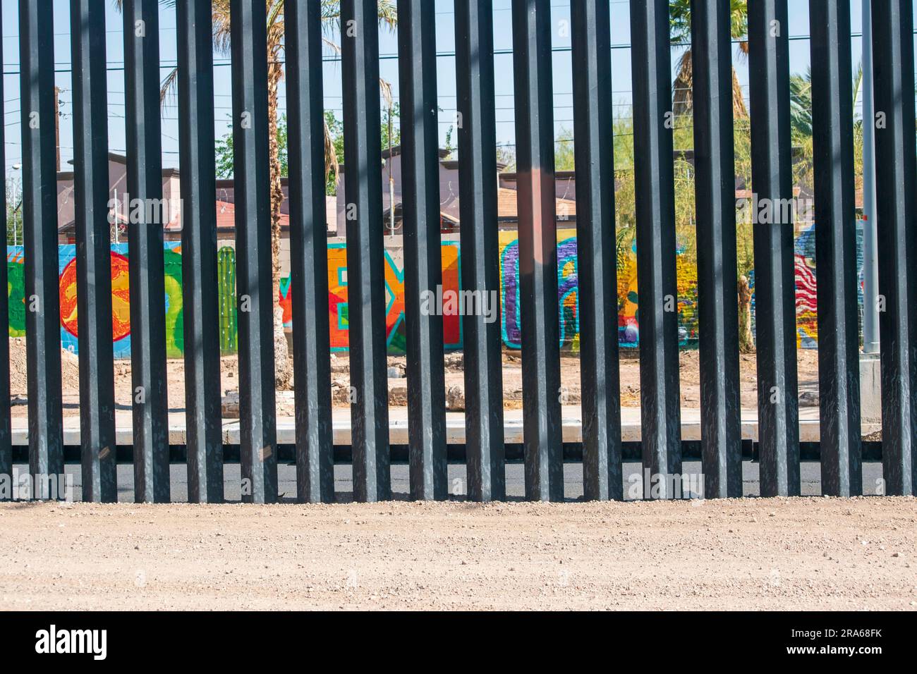 Die Grenzmauer zu Mexiko ist ein großes Gebäude, wie dieser Teil in Calexico, CA, USA, der Mexicali trennt. Stockfoto
