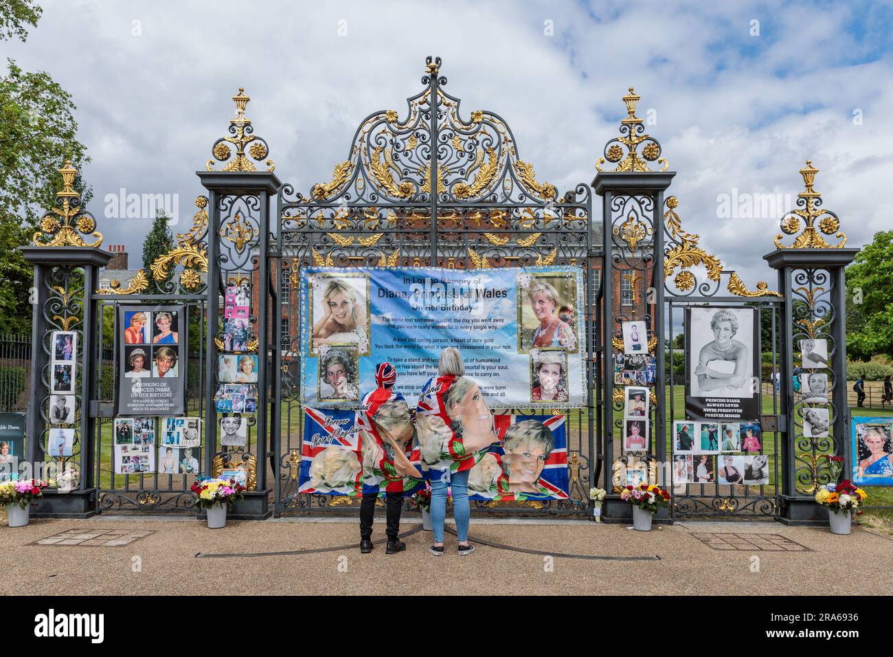 Kensington Palace, London, 1. Juli 2023. Royal Superfans, John Loughrey und Maria Scott, erinnern an den 62. Geburtstag von Prinzessin Diana vor den Toren des Kensington-Palastes, dekoriert mit Bannern und Fotos der verstorbenen Prinzessin von Wales. Foto: Amanda Rose/Alamy Live News Stockfoto