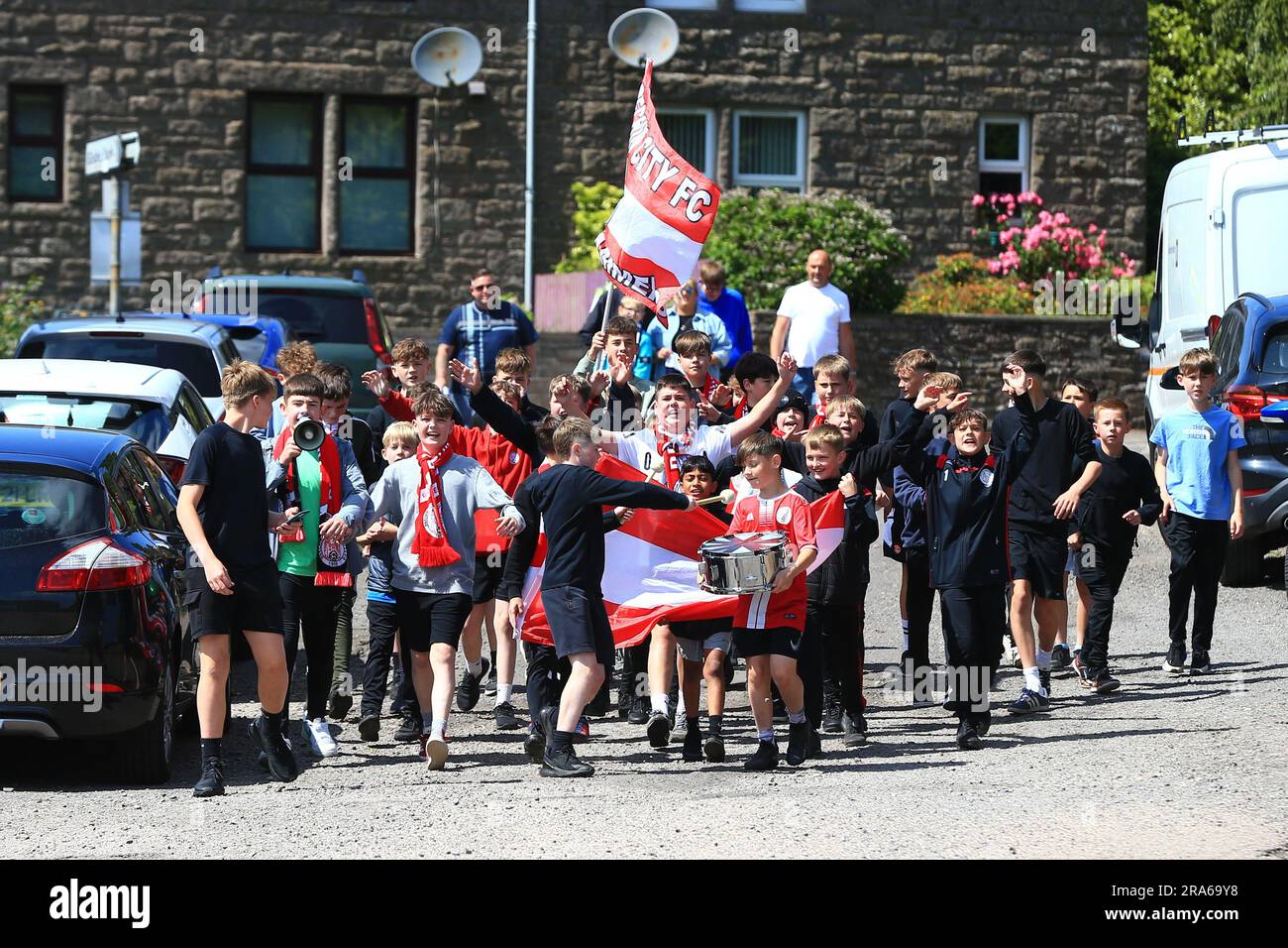 1. Juli 2023; Glebe Park, Brechin, Angus, Schottland: Schottischer Fußball vor der Saison, Brechin City gegen Dundee; Brechin City Fans kommen zum Spiel Credit: Action Plus Sports Images/Alamy Live News Stockfoto