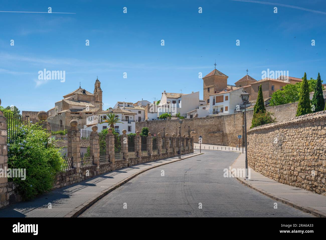 Blick auf die Ubeda-Straße mit Casa de las Torres und Kirche San Lorenzo - Ubeda, Jaen, Spanien Stockfoto