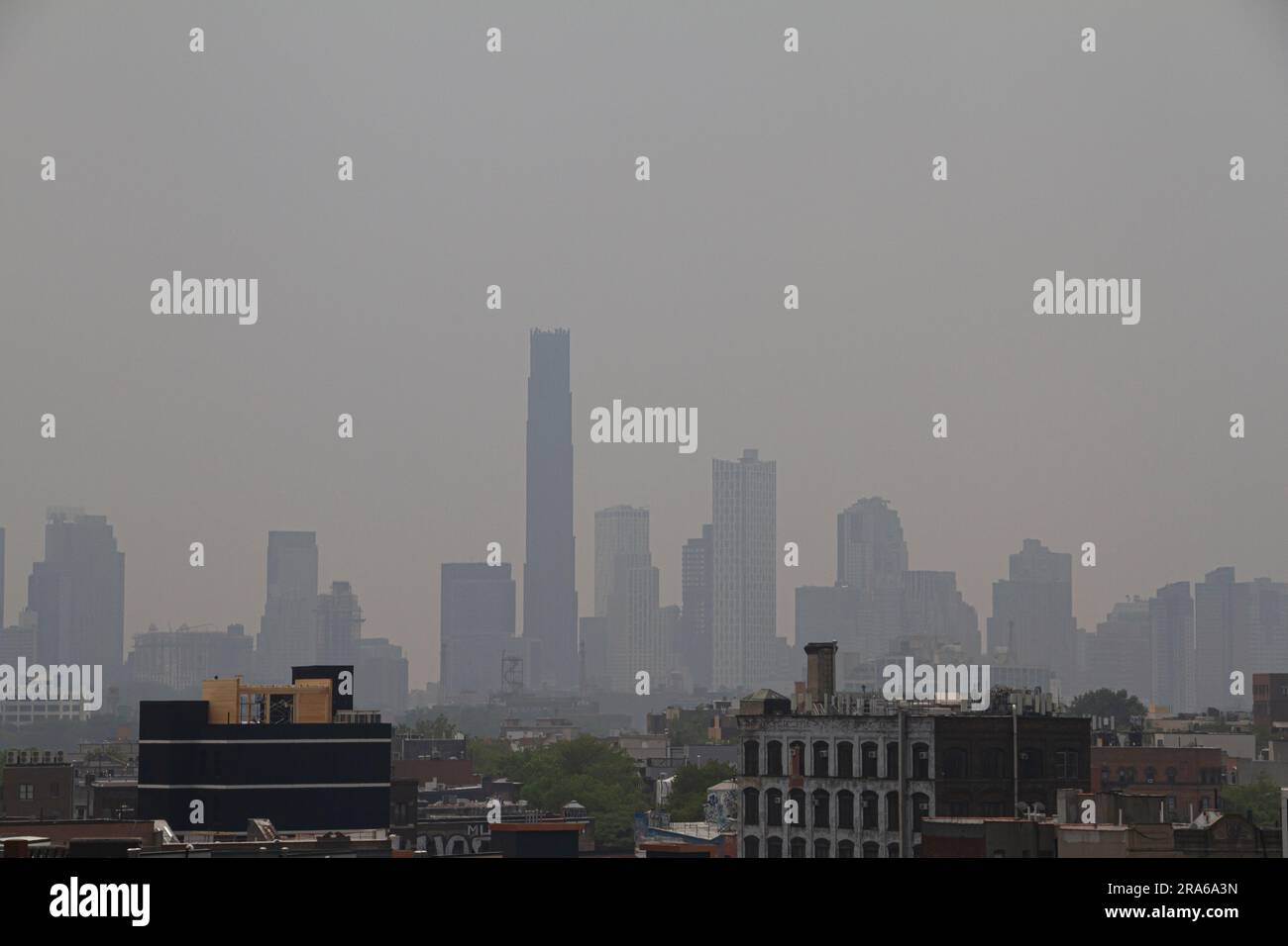 New York, USA. 30. Juni 2023. Blick auf die Innenstadt von Brooklyn mit schlechter Luftqualität und schlechter Sicht aufgrund der kanadischen Waldbrände. Stockfoto