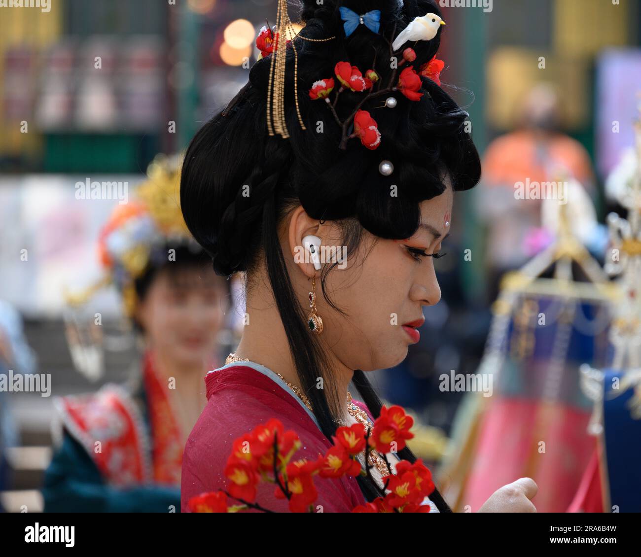 Hongkong, China -- 11. März 2023. Eine Chinesin mit einem nachdenklichen Gesichtsausdruck trägt Hochzeitskleidung. Stockfoto