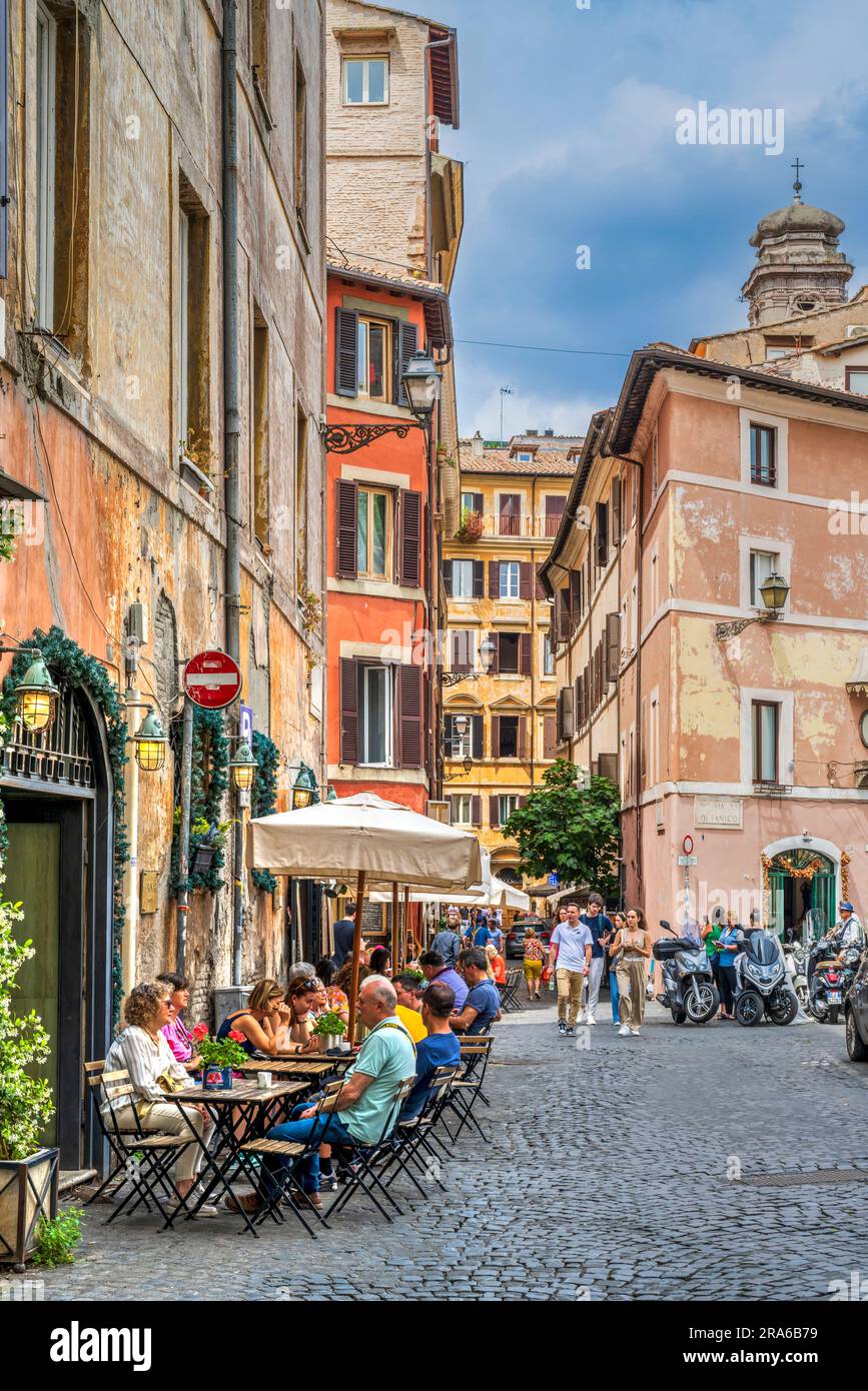 Malerischer Blick auf das Straßencafé-Restaurant in einer Kopfsteinpflasterstraße in Rom, Latium, Italien Stockfoto