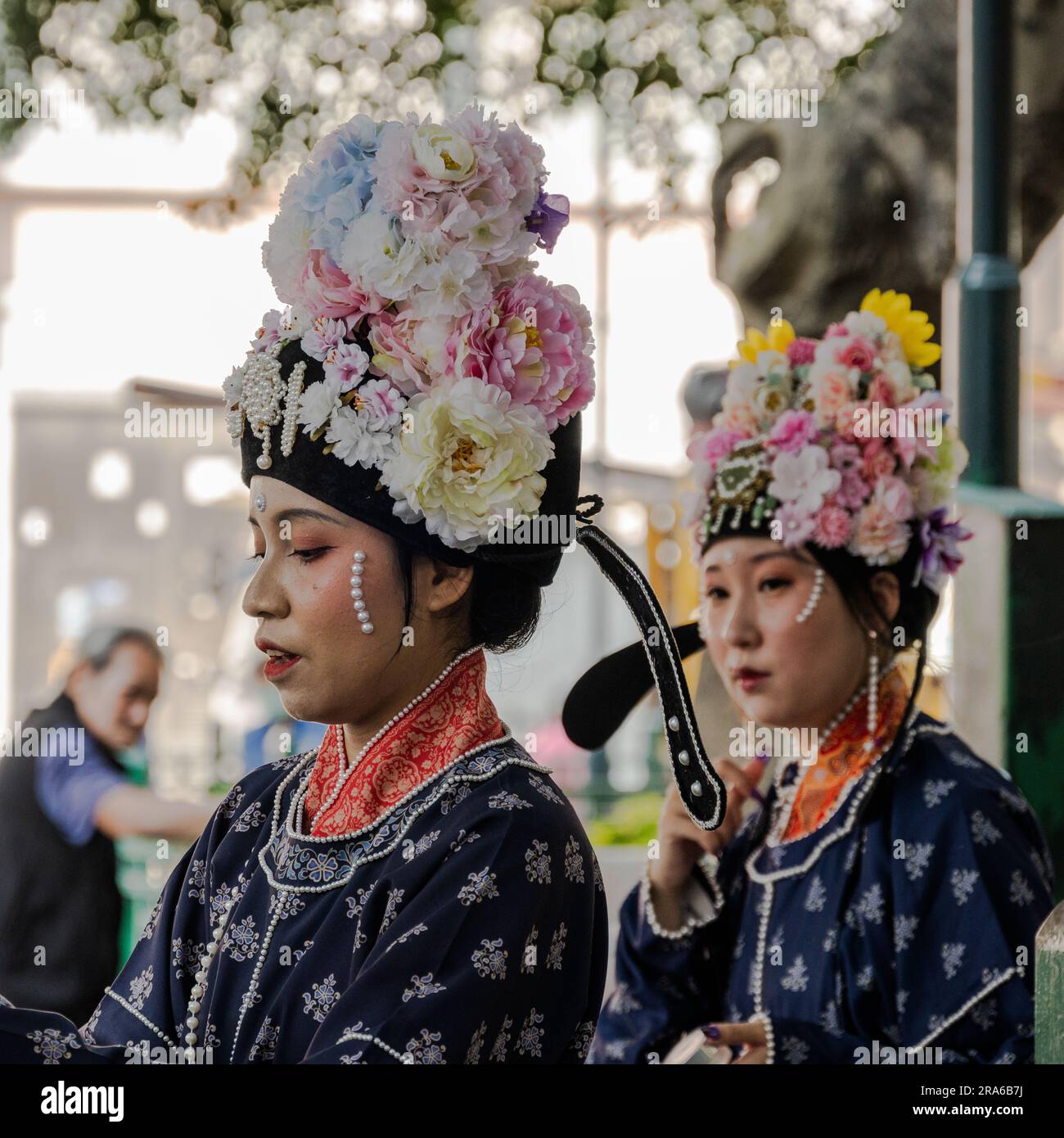 Hongkong, China -- 11. März 2023. Chinesische Frauen tragen traditionelle Hochzeitskleider. Stockfoto