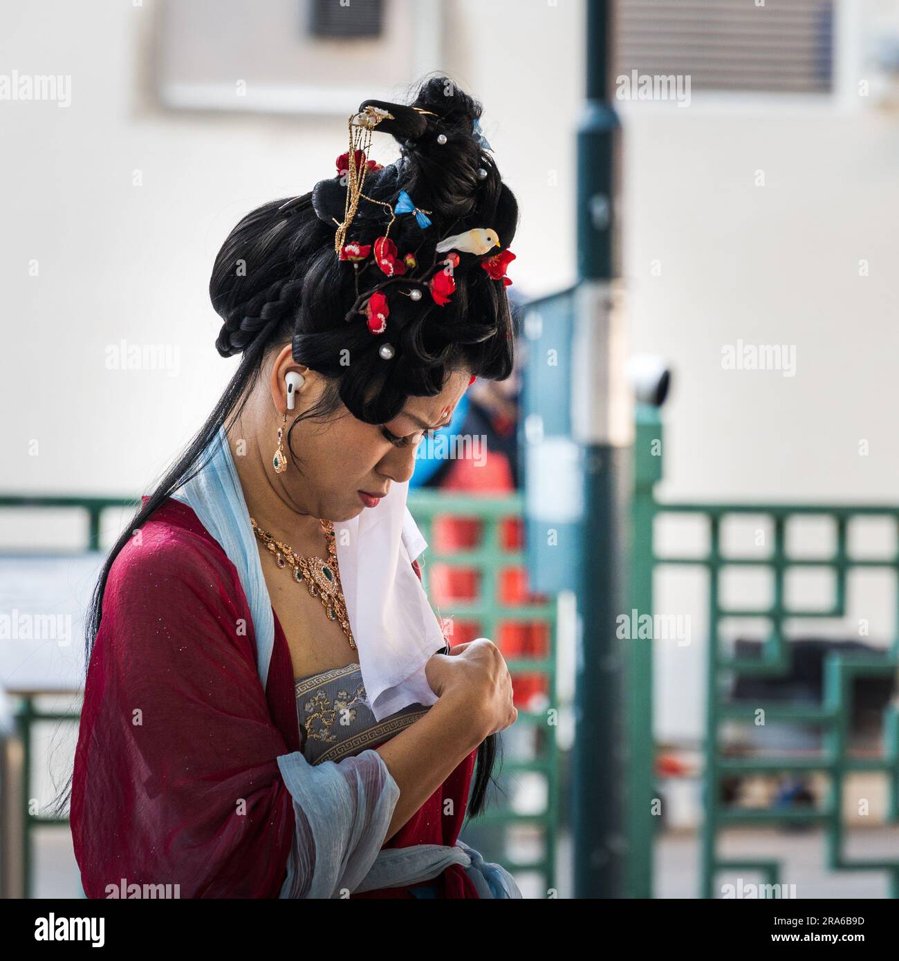 Hongkong, China -- 11. März 2023. Eine Frau, die ein traditionelles Hochzeitskostüm trägt, hat einen verwirrten Gesichtsausdruck. Stockfoto