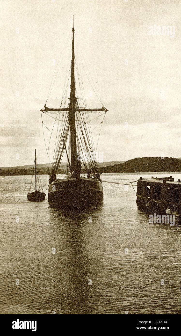 Anfang der 1900er Jahre sepiafarbenes Foto von Fischerbooten Ketch / Lugger in Exmouth Harbour, 1928 Exmouth, Devon, England, Großbritannien Stockfoto