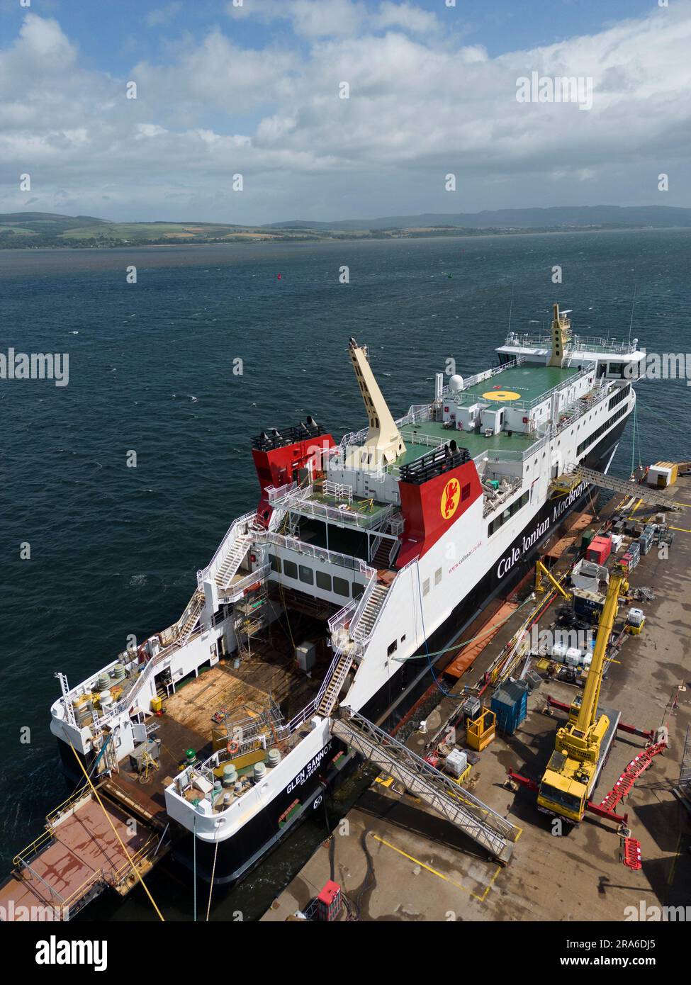 Port Glasgow, 1. Juli 2023. Neuester Blick auf die Passagierfähre MV Glen Sannox, die derzeit in der Ferguson Marine Shipping Werft in Port Glasgow am Fluss Clyde gebaut wird. Die Fähre scheint fast fertig zu sein, und ein Großteil der Schiffsausrüstung ist an der Außenseite des Schiffes angebracht. Die schottische Regierung kündigte weitere Kostensteigerungen und Verzögerungen beim Bau des Schiffes an, das nun nicht vor 2024 auslaufen wird. Iain Masterton/Alamy Live News Stockfoto