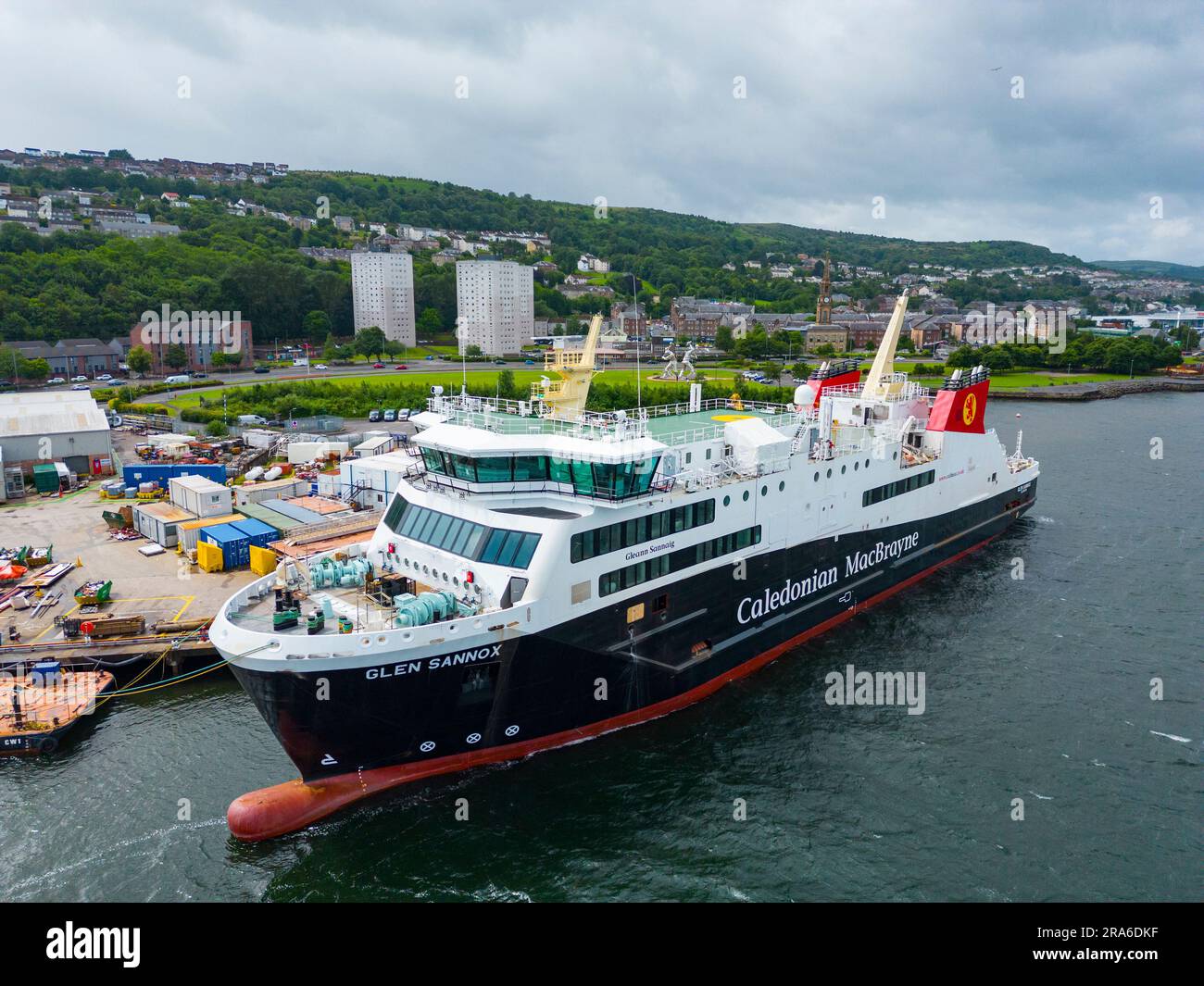 Port Glasgow, 1. Juli 2023. Neuester Blick auf die Passagierfähre MV Glen Sannox, die derzeit in der Ferguson Marine Shipping Werft in Port Glasgow am Fluss Clyde gebaut wird. Die Fähre scheint fast fertig zu sein, und ein Großteil der Schiffsausrüstung ist an der Außenseite des Schiffes angebracht. Die schottische Regierung kündigte weitere Kostensteigerungen und Verzögerungen beim Bau des Schiffes an, das nun nicht vor 2024 auslaufen wird. Iain Masterton/Alamy Live News Stockfoto