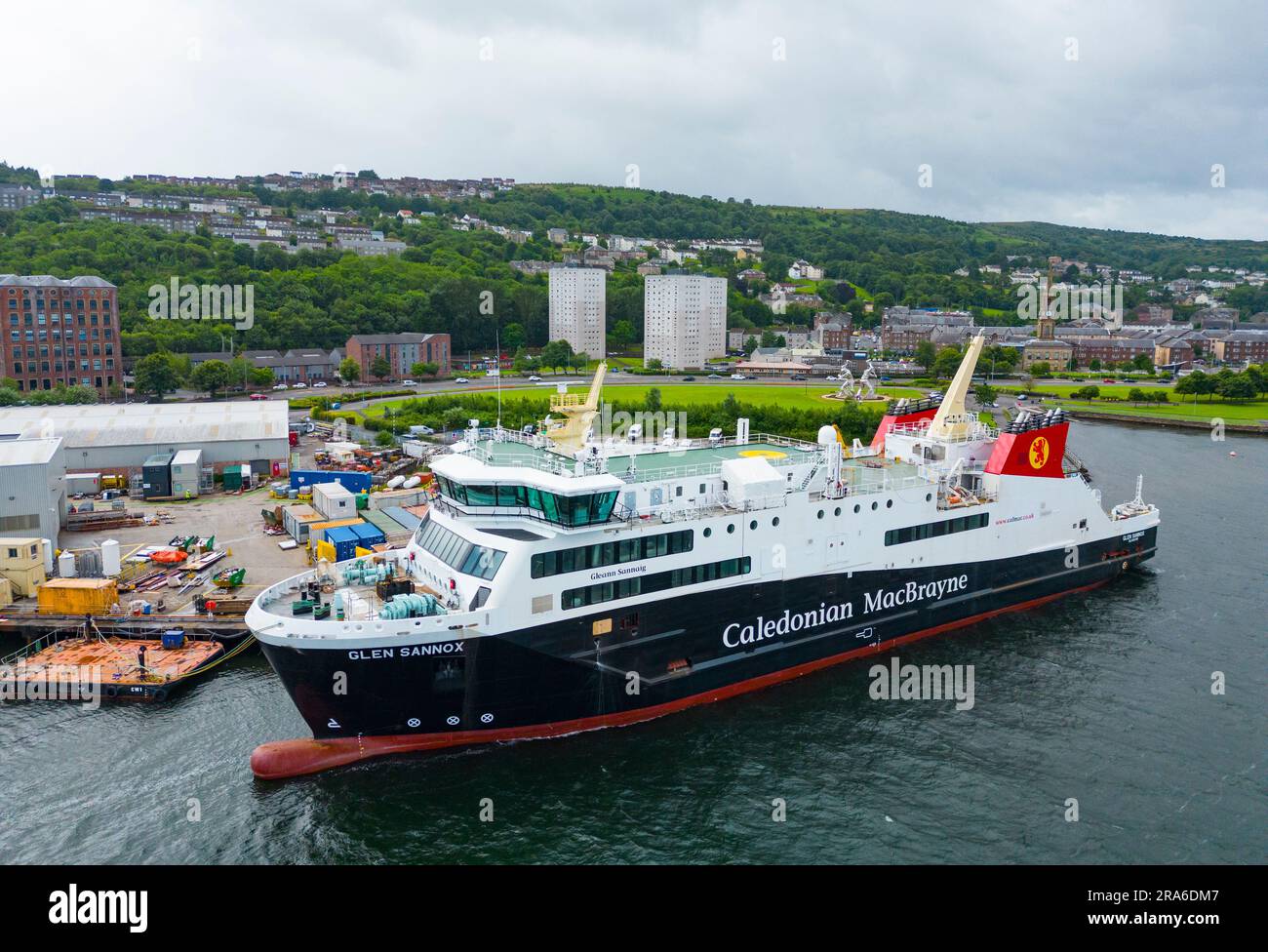 Port Glasgow, 1. Juli 2023. Neuester Blick auf die Passagierfähre MV Glen Sannox, die derzeit in der Ferguson Marine Shipping Werft in Port Glasgow am Fluss Clyde gebaut wird. Die Fähre scheint fast fertig zu sein, und ein Großteil der Schiffsausrüstung ist an der Außenseite des Schiffes angebracht. Die schottische Regierung kündigte weitere Kostensteigerungen und Verzögerungen beim Bau des Schiffes an, das nun nicht vor 2024 auslaufen wird. Iain Masterton/Alamy Live News Stockfoto