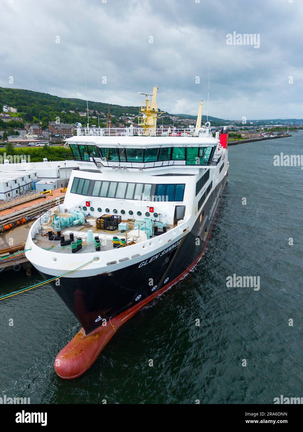 Port Glasgow, 1. Juli 2023. Neuester Blick auf die Passagierfähre MV Glen Sannox, die derzeit in der Ferguson Marine Shipping Werft in Port Glasgow am Fluss Clyde gebaut wird. Die Fähre scheint fast fertig zu sein, und ein Großteil der Schiffsausrüstung ist an der Außenseite des Schiffes angebracht. Die schottische Regierung kündigte weitere Kostensteigerungen und Verzögerungen beim Bau des Schiffes an, das nun nicht vor 2024 auslaufen wird. Iain Masterton/Alamy Live News Stockfoto